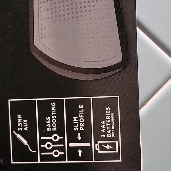 New inbox amplify bass boosting slim profile 3AAA batteries and 3.5 mm auxiliary - Picture 5 of 8